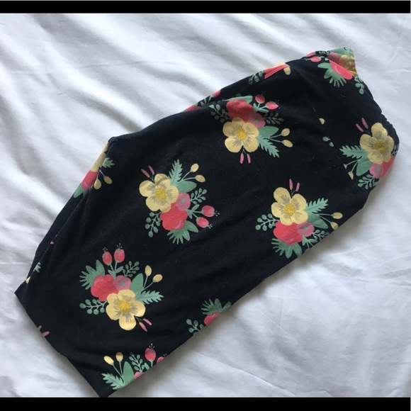 LuLaRoe Pants - Lularoe - Black Floral Leggings (OS)
